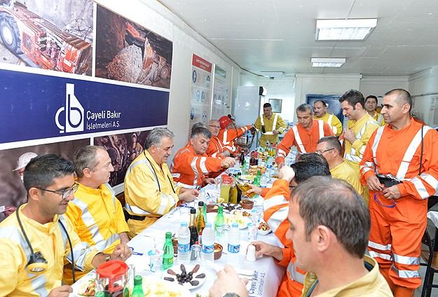 Bakan Yazıcı madencilerle oruç açtı
