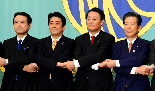 Japonya'da seçim öncesi iktidar ve muhalefet el ele poz verdi