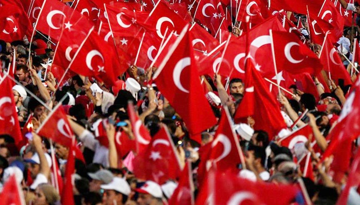 Demokrasinin 'bayrak'tarlığını yaptılar