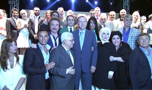 Erdoğan'dan sanatçılarla iftar pozu