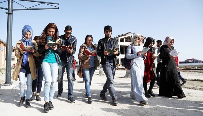 Öğrenciler kitap okumaya dikkati çekmek için yürüdü