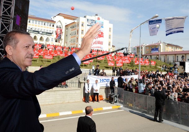 Eli kanlı teröristle kucaklaşan siyasetçi olamaz