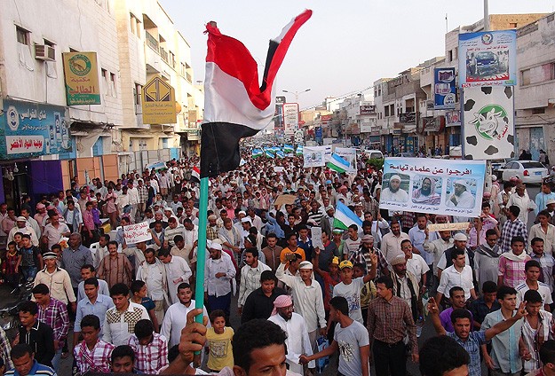 Yemen'de binlerce kişi Husileri protesto etti
