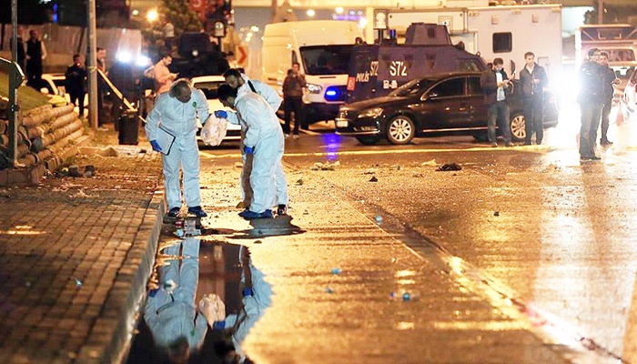 İstanbul'da üst geçit altında patlama