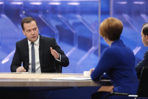 Medvedev: Panik yapmayı, ruble aşırı düştü, değerlenecek