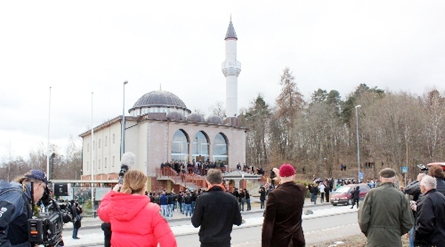 Avrupa'da ilk kez minareden ezan okundu