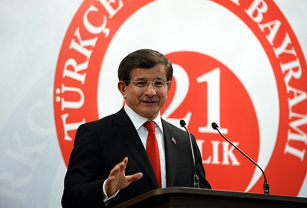 Bir Türk bayrağı Kur'an-ı Kerim meali ve Türkçe sözlük vereceğiz