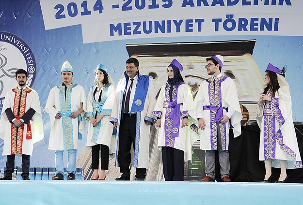 Selçuklu' temalı cübbe ile mezuniyet coşkusu
