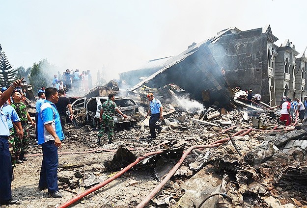 Endonezya'da askeri uçak düştü