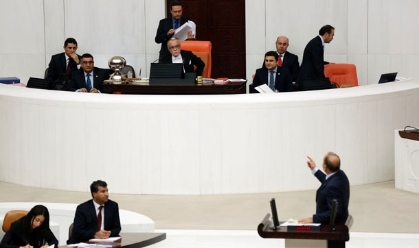 HSYK teklifi çekilmedi, CHP'liler kürsüye kitapçık fırlattı