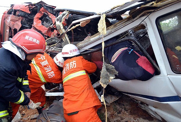 Çin'de otobüs uçuruma yuvarlandı: 11 ölü