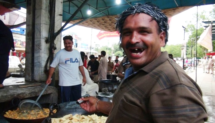 Pakistan'da ilk iftar heyecanı
