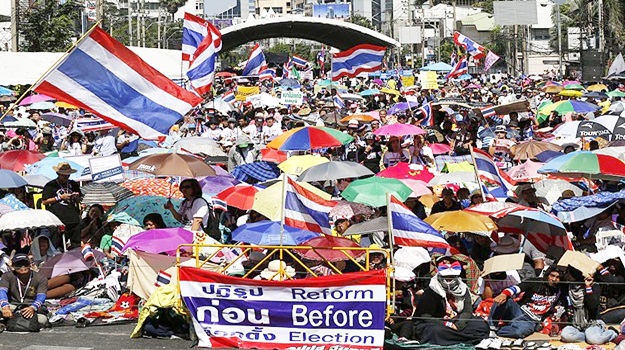 Tayland'da göstericiler yolları trafiğe kapattı