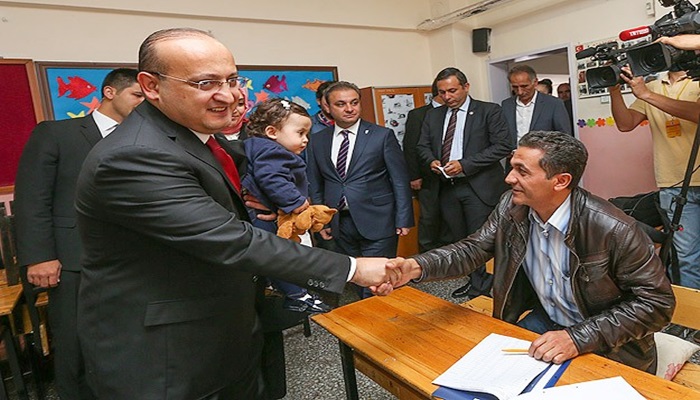 Başbakan Yardımcısı Akdoğan oyunu kullandı