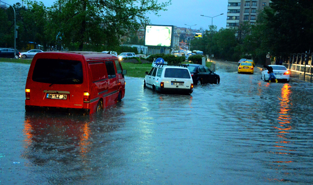 Ankara'da yollar göle döndü, araçlar mahsur kaldı