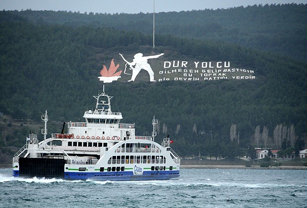 Çanakkale'de feribot seferlerine fırtına engeli