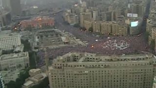 Tahrir'de toplanan kalabalık ordunun açıklamasını bekliyor