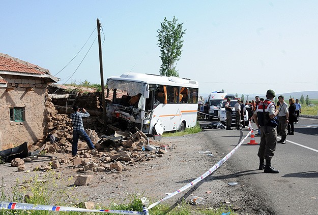 Öğrencileri geziye götüren midibüs kaza yaptı