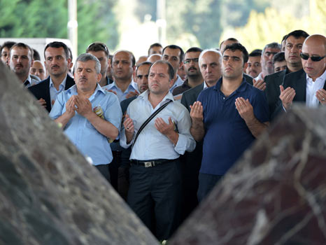 Türkiye, Menderes ve arkadaşlarının mezarlarına akın etti