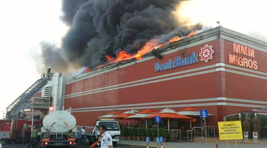 Çorlu'da AVM'de kokrutan yangın!