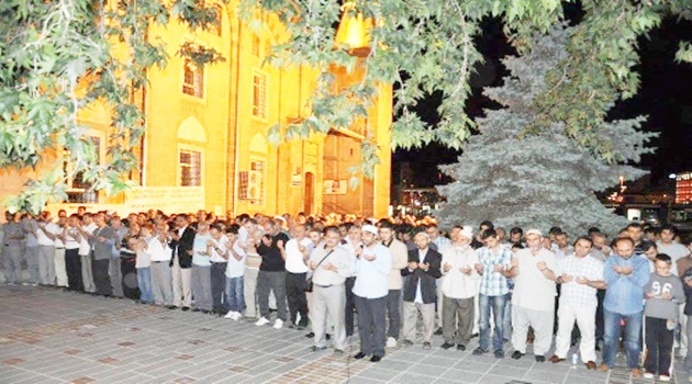 Mısır'da hayatını kaybedenler için cenaze namazı kıldılar