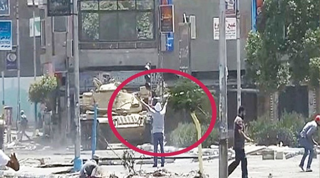 Tankın önüne geçen gösterici böyle vuruldu