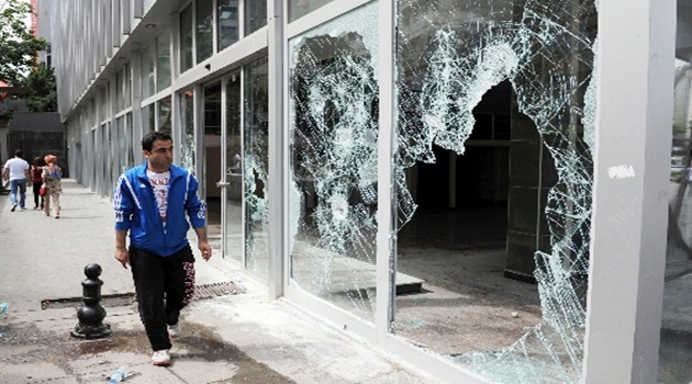 Kızılay Meydanı enkaza döndü, gazın etkisi hala sürüyor