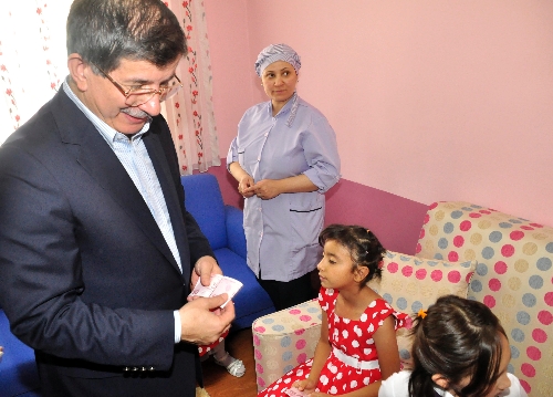 Dışişleri Bakanı Davutoğlu, çocuk yuvasını ziyaret etti