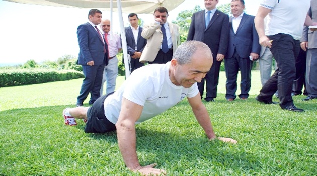 64 yaşındaki iş adamı yarım saatte 400 şınav çekti 50 öğrenciye burs kazandırdı