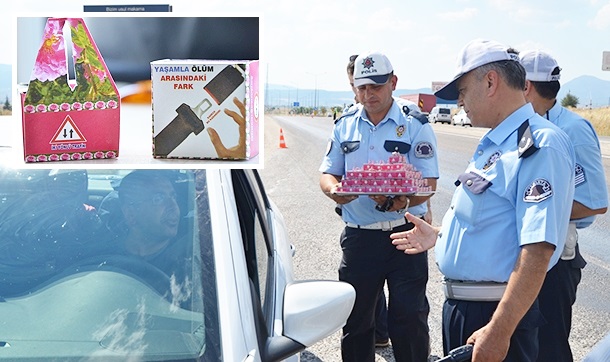 Bayram yolunda gül lokumu ikramlı trafik denetlemesi yapıldı