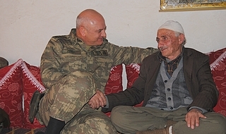 Kürtçe selam veren komutanı 'Ben sana kurban olayım' deyip bağrına bastı