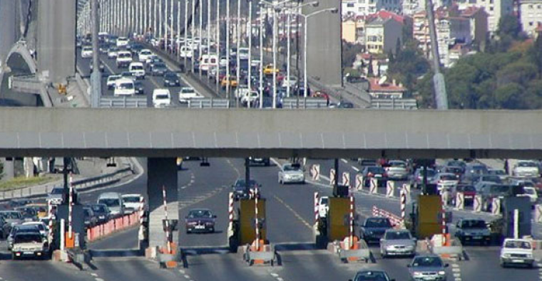Otoyol ve köprülerde ücretsiz geçiş başladı