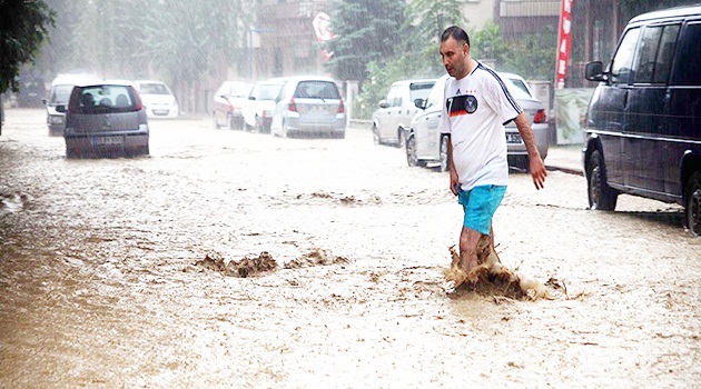 Samsun'da sağanak yağış sele yol açtı