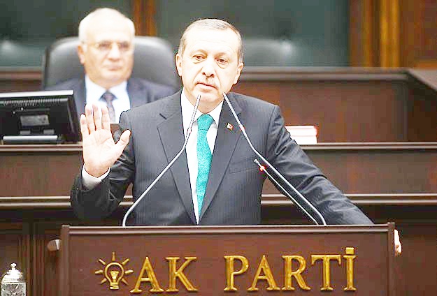 Çamur döner atanların yüzüne çarpar