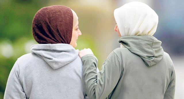 Başörtüsüne müdahale eden polis darp edildi