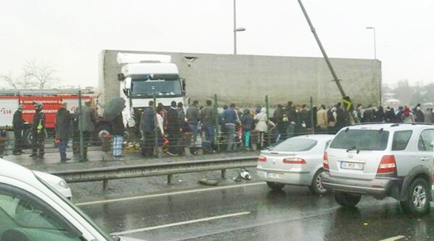 Metrobüs durağındaki TIR kazası trafik kamerasında