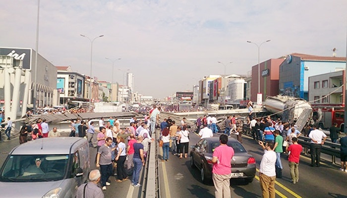 Avcılar'da üst geçit çöktü
