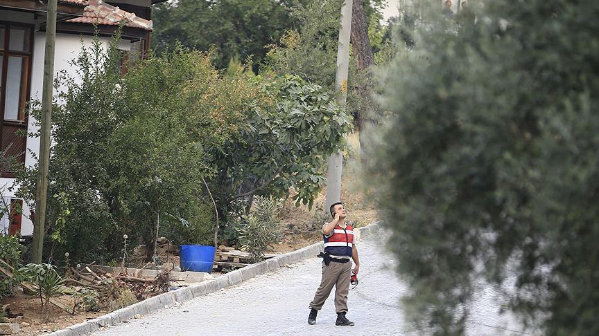 Marmaris'te aranan darbeci askerler silah zoruyla ekmek çaldı