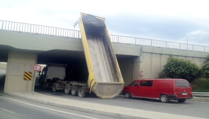 TIR dorsesi geçide takıldı