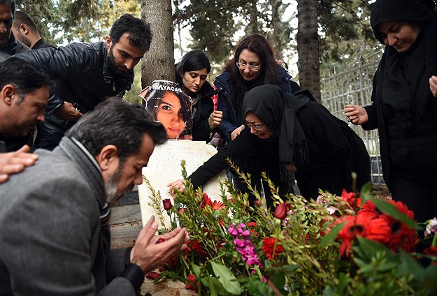 Ailesi Özgecan'ın kabrini ziyaret etti