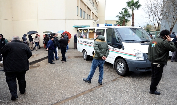 Servis minibüsü kanala yuvarlandı: 6 ölü, 18 yaralı