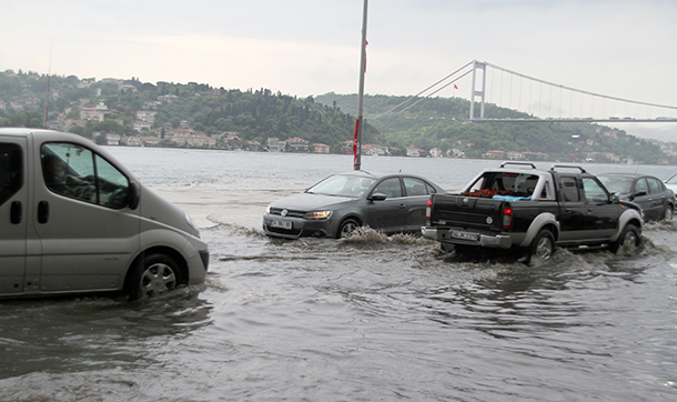 Öğle saatlerinde başlayan Sağanak yağış hayatı felç etti