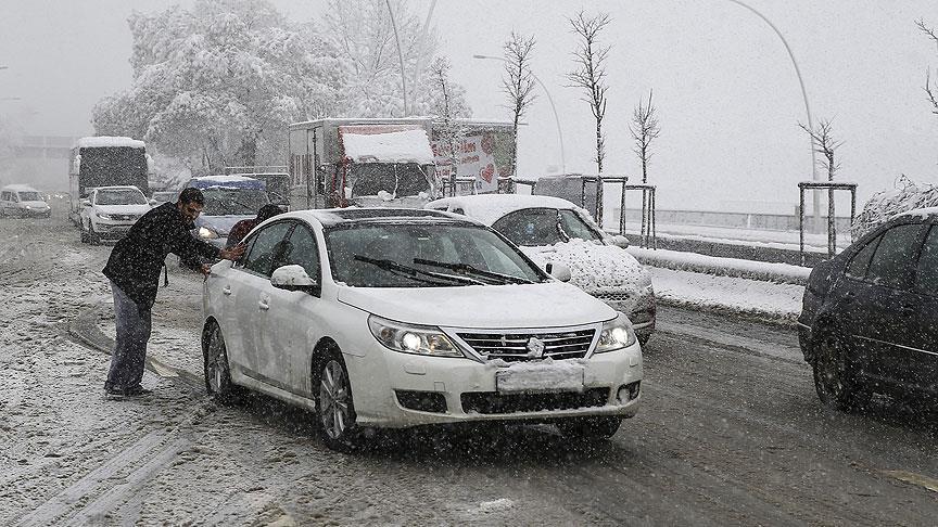 Ankara'da yağan kar trafikte aksamalara neden oldu