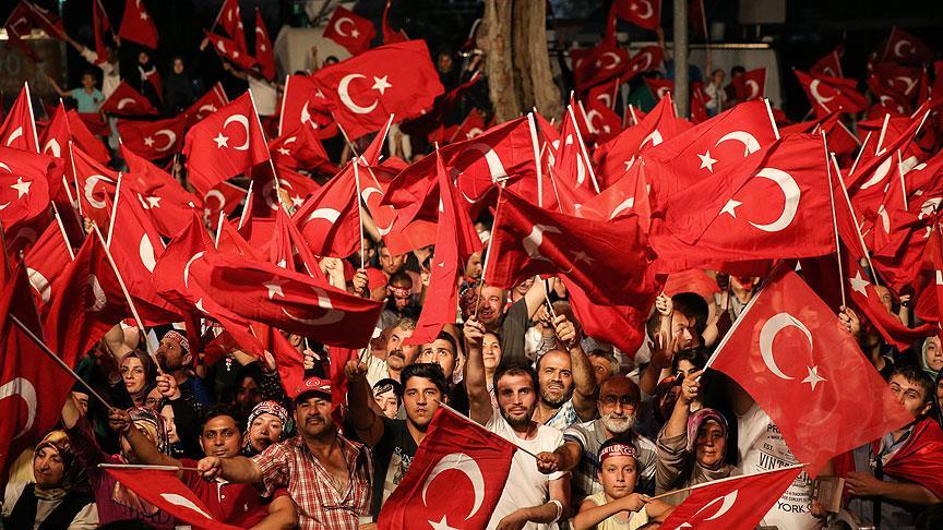 Meydanlarda 'demokrasi nöbeti' devam ediyor