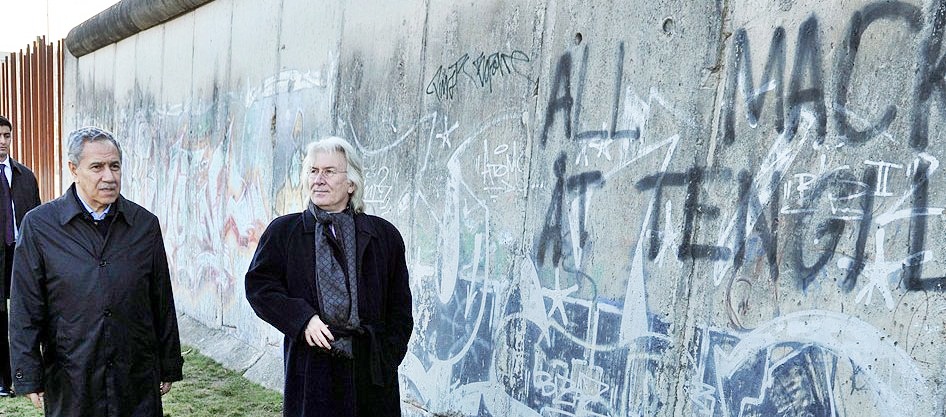 Arınç Berlin Duvarı'nı gezdi