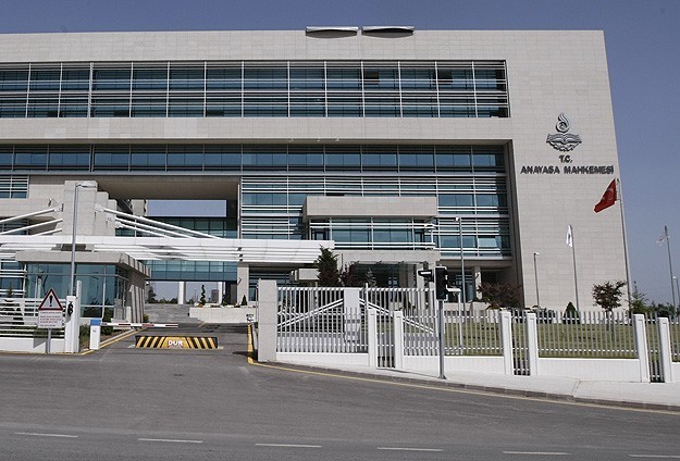 AYM başörtüsüyle duruşmaya alınmayan avukatı haklı buldu
