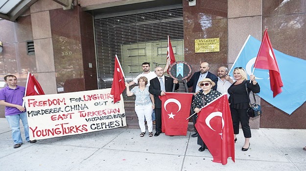 Uygur Türkleri'ne saldırıya siyah çelenkle kınama