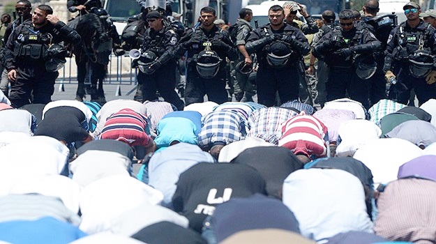 Mescid-i Aksa'da namaz kılan Filistinlilere müdahale