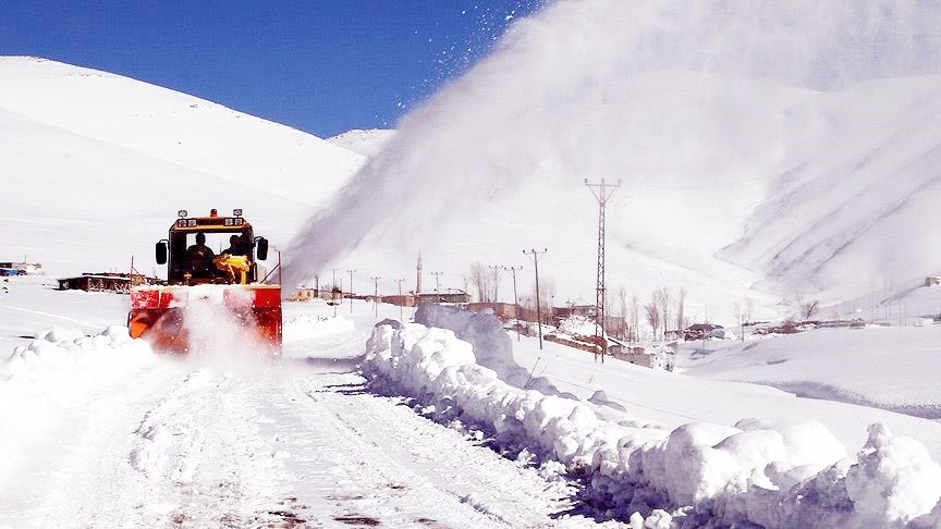 Doğu'da 678 köy yolu ulaşıma kapandı