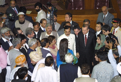 Pakistan parlamentosunda Erdoğan'a ilgi büyük oldu